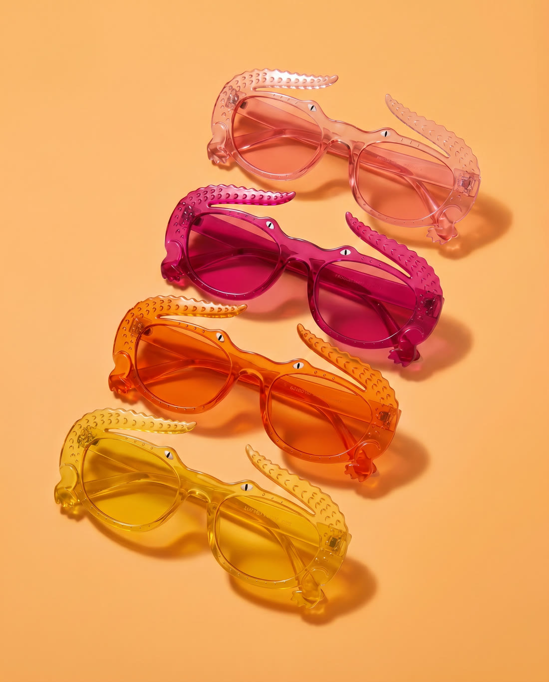 lacoste — gafas cocodrilo, fondo naranja